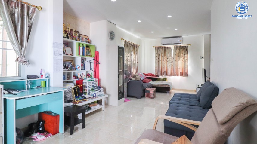 บ้านแฝดมือสองย่านนนทบุรี  ม. บางกอกการ์เด้นท์ บางใหญ่-กาญจนาฯ บนเนื้อที่ 35 ตร.ว.  ฟังก์ครบจัดเต็ม 3 ห้องนอน 3 ห้องน้ำ จอดรถ 2 คัน บ้านสวยมากพร้อมอยู่ บรรยากาศร่มรื่น สงบ  บนทำเลที่ดี เดินทางสะดวก ใกล้เซ็นทรัลเวสต์เกต และทางด่วนศรีรัช  เพียงไม่กี่นาถึงถึง รถไฟฟ้าสถานี "ตลาดบางใหญ่" พร้อมราคาสุดพิเศษ!